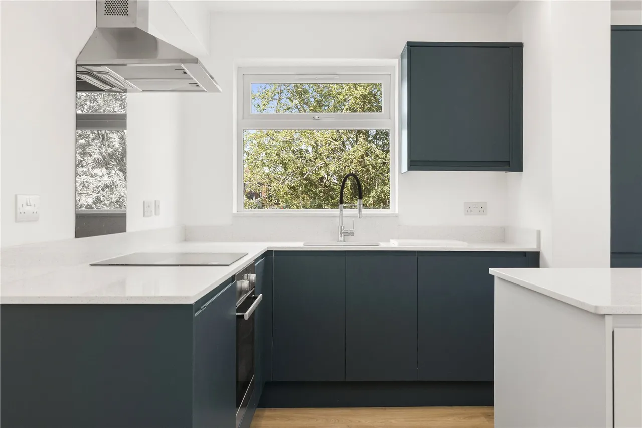 Douglas Road, Esher, Surrey, KT10, photo 3