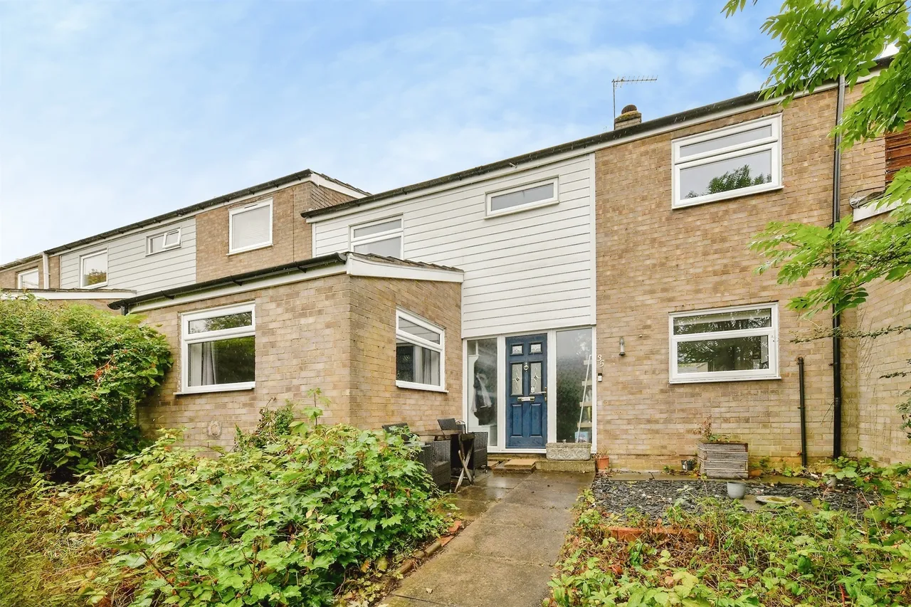3 bed house for sale — Lonsdale Road, Stevenage