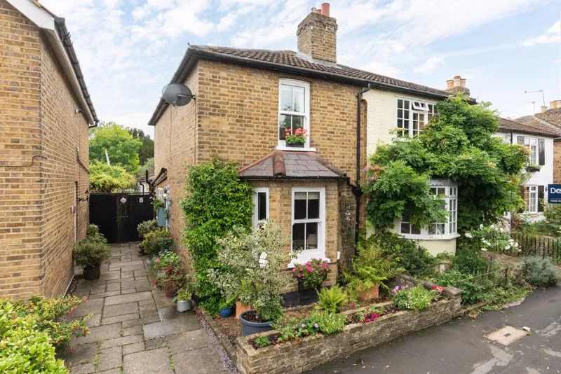 2 bed house for sale — School Walk, Sunbury-On-Thames TW16 6RB