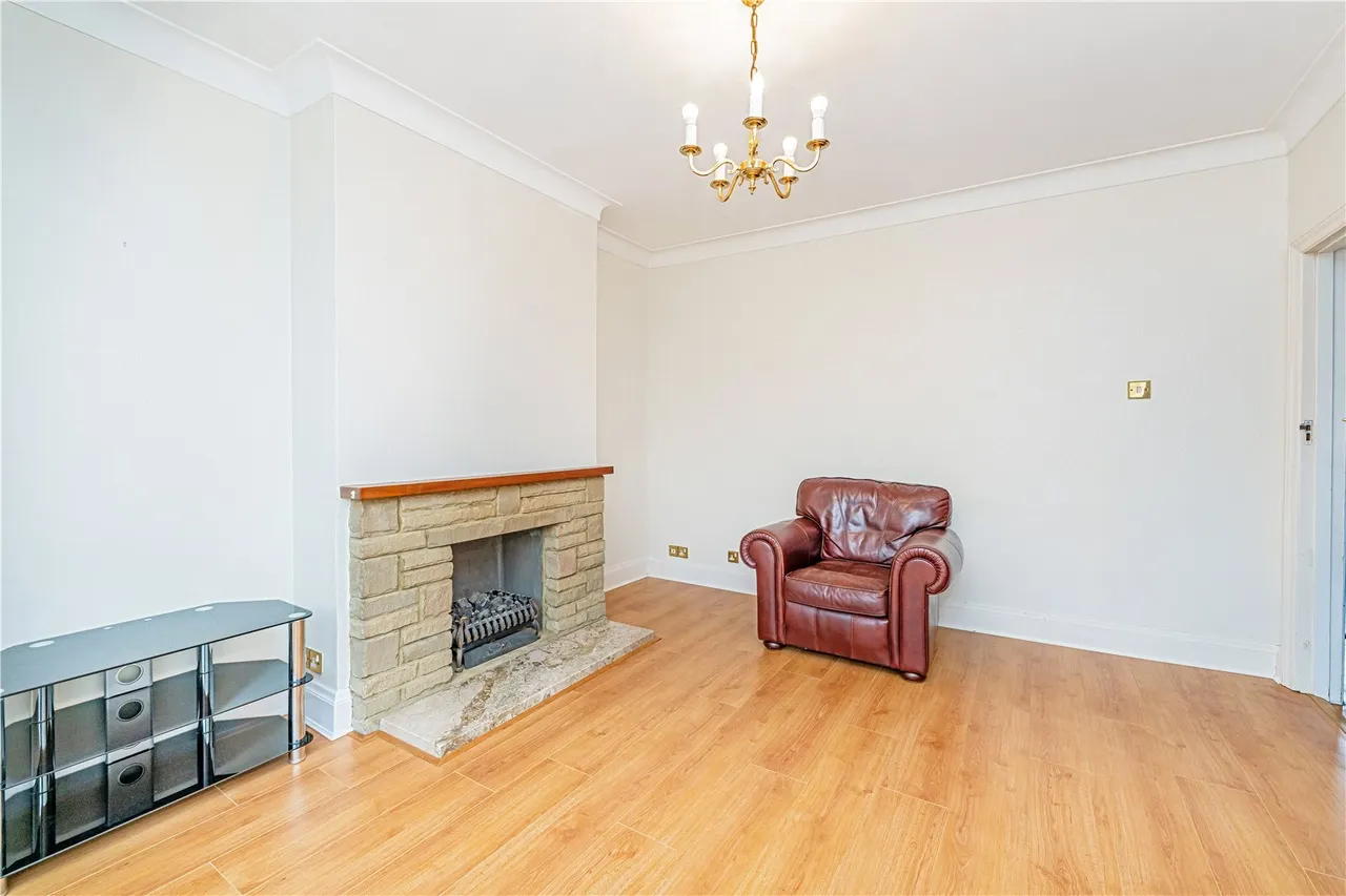 Sixth Cross Road, Twickenham, Middlesex, TW2 5PE, photo 4