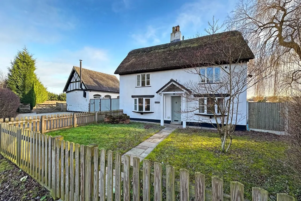 4 bed house for sale — Wellfield Lane, Timperley, Cheshire WA15 7AD