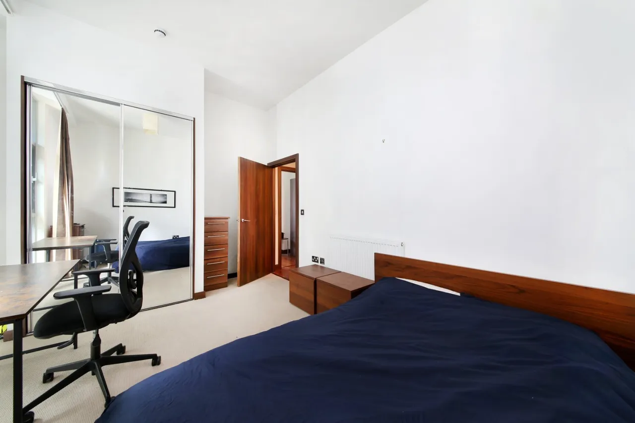 Bridges Court Road, London, SW11, photo 13