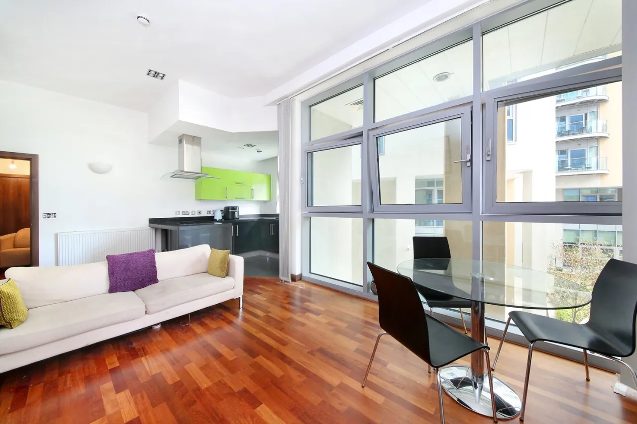 2 bed flat for sale, Bridges Court Road, London, SW11