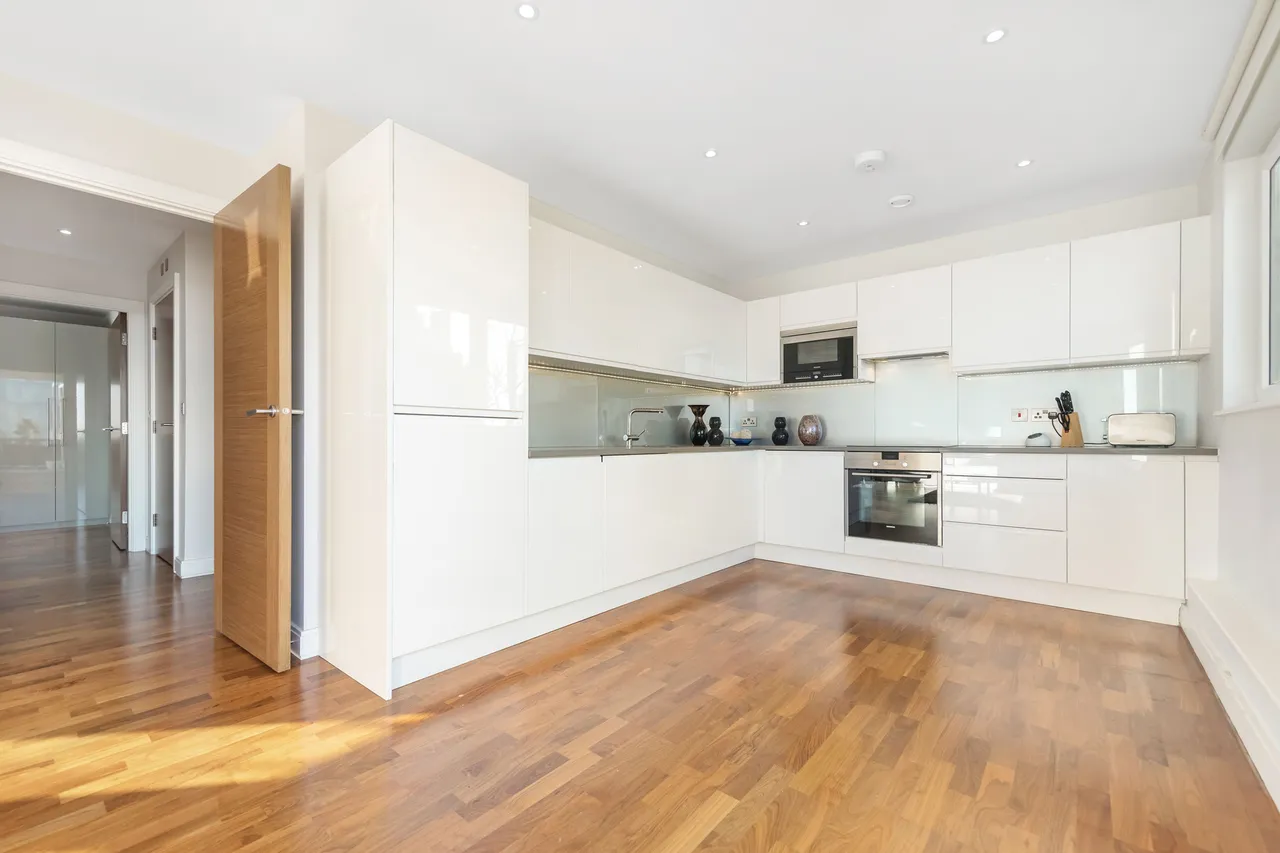702 Sesame Apartments, 4 Holman Road, London, photo 3
