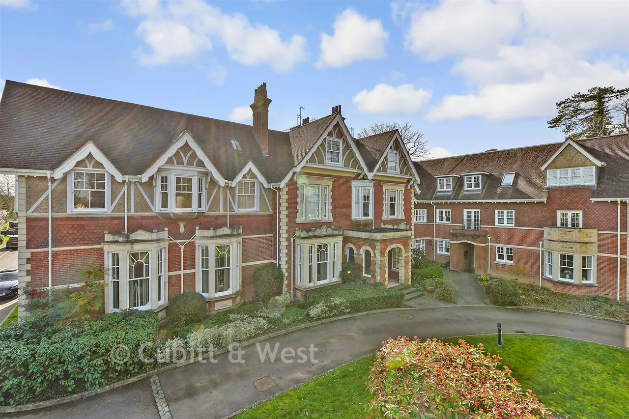 3 bed flat for sale, Massetts Road, Horley, RH6