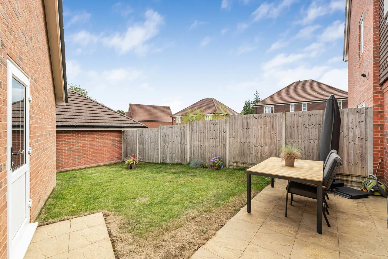 Heighes Drive, Alton, GU34, photo 16