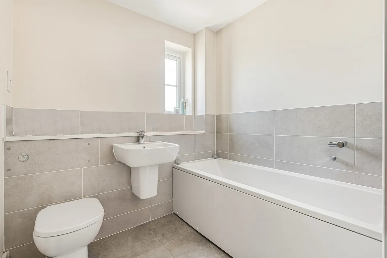 Heighes Drive, Alton, GU34, photo 9