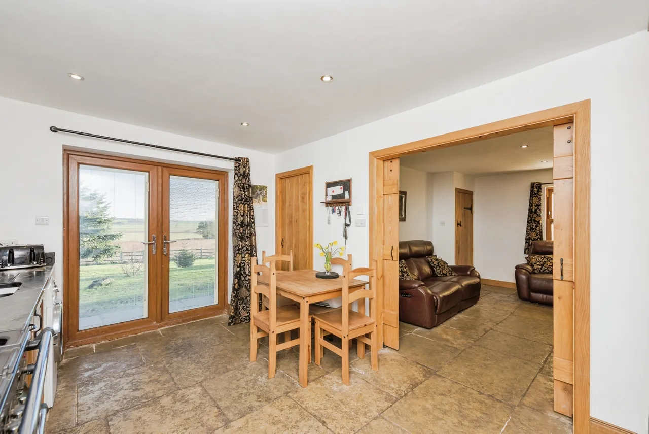 Hill Crest Farm Close, Warton, Tamworth, Warwickshire, B79, photo 12
