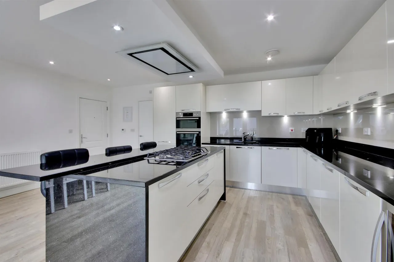 Burton Avenue, Leigh, photo 3