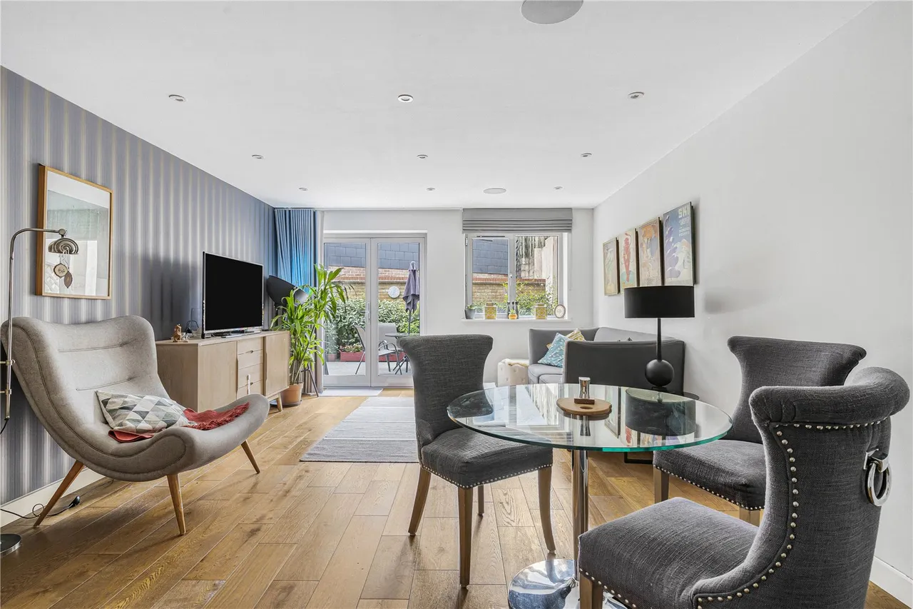 3 bed flat for sale, Mile End Road, London, E1