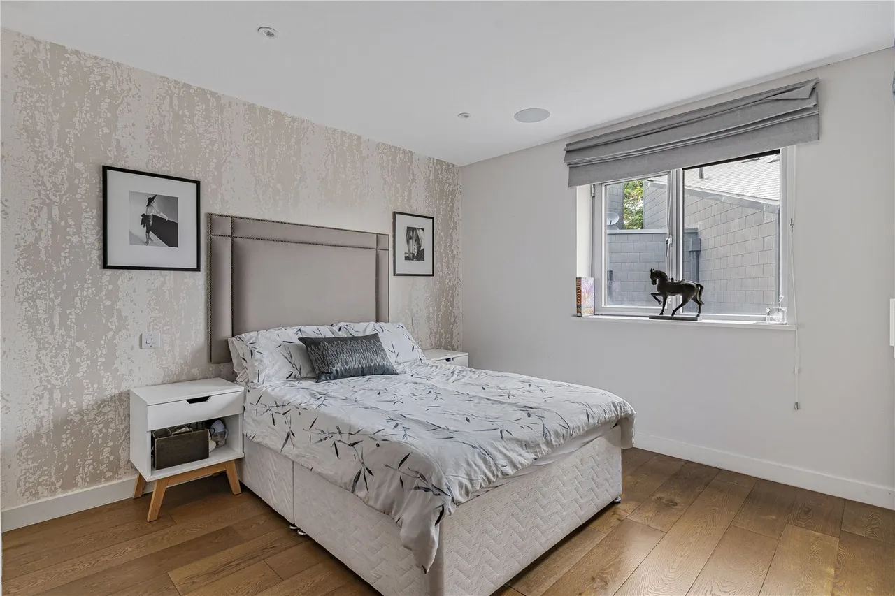 Mile End Road, London, E1, photo 13