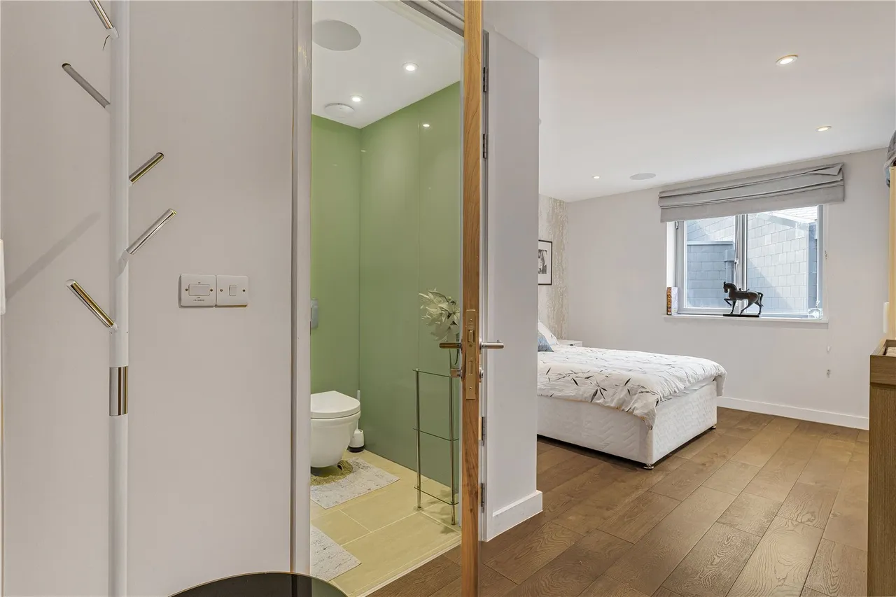 Mile End Road, London, E1, photo 21