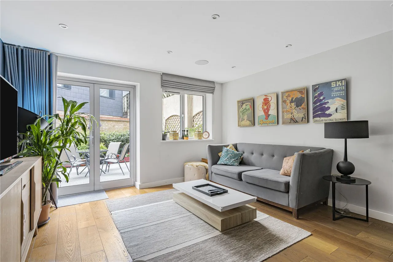Mile End Road, London, E1, photo 10