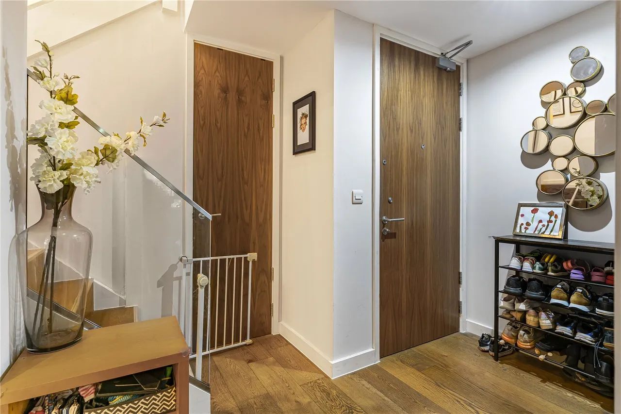 Mile End Road, London, E1, photo 18