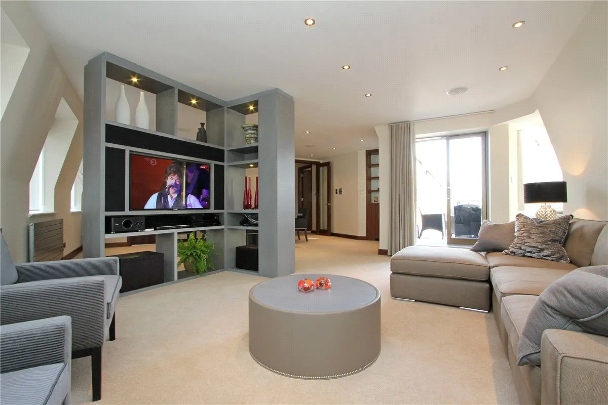 3 bed flat to rent, Holbein Place, SW1W