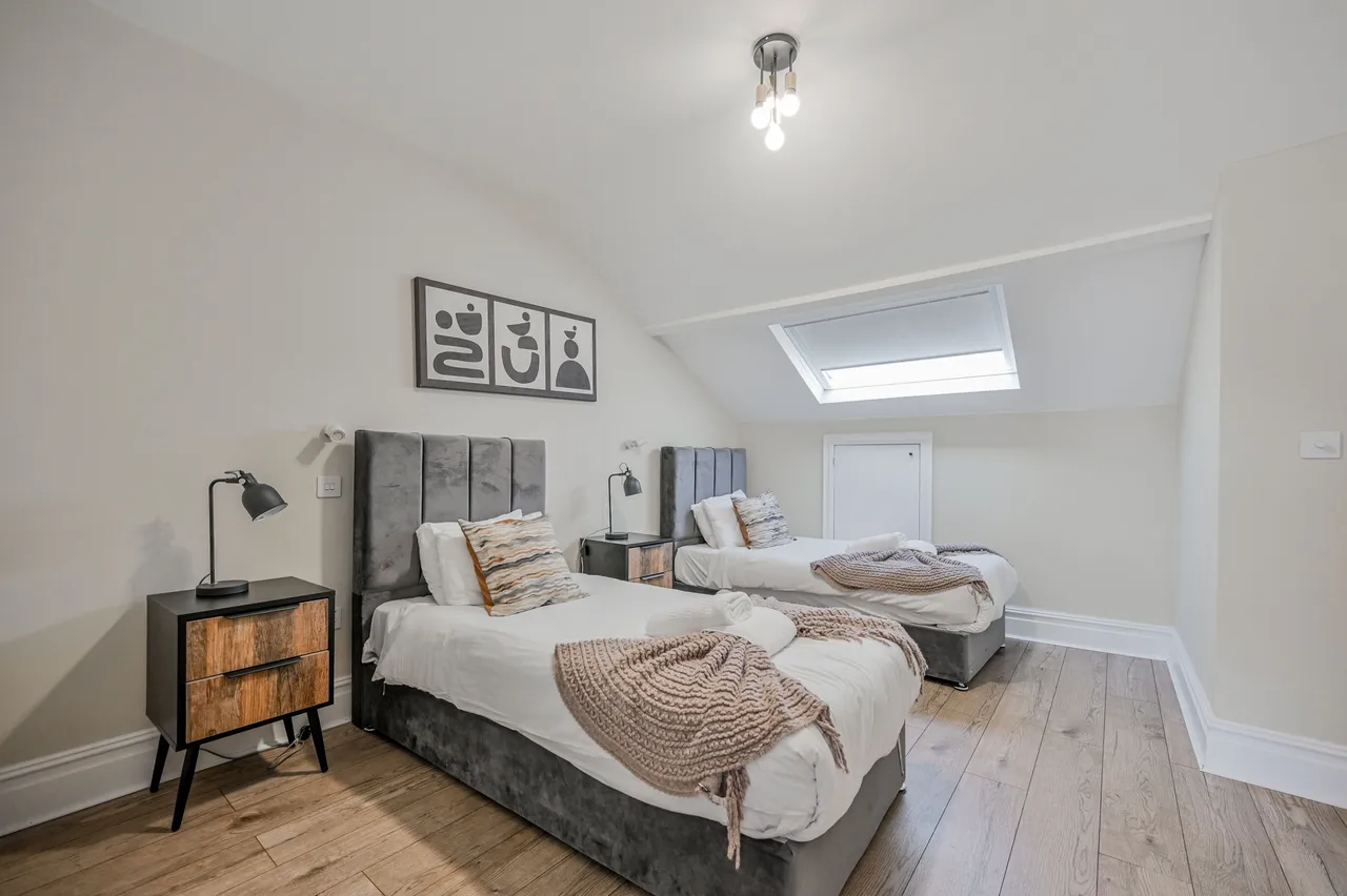4b Stuart Crescent, London, photo 7
