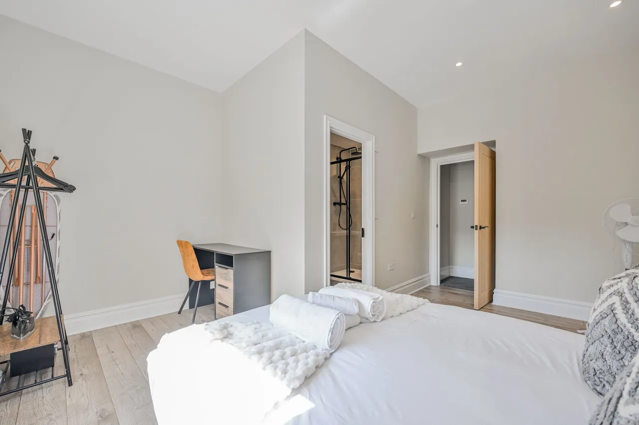 3 bed house for sale — 4b Stuart Crescent, London