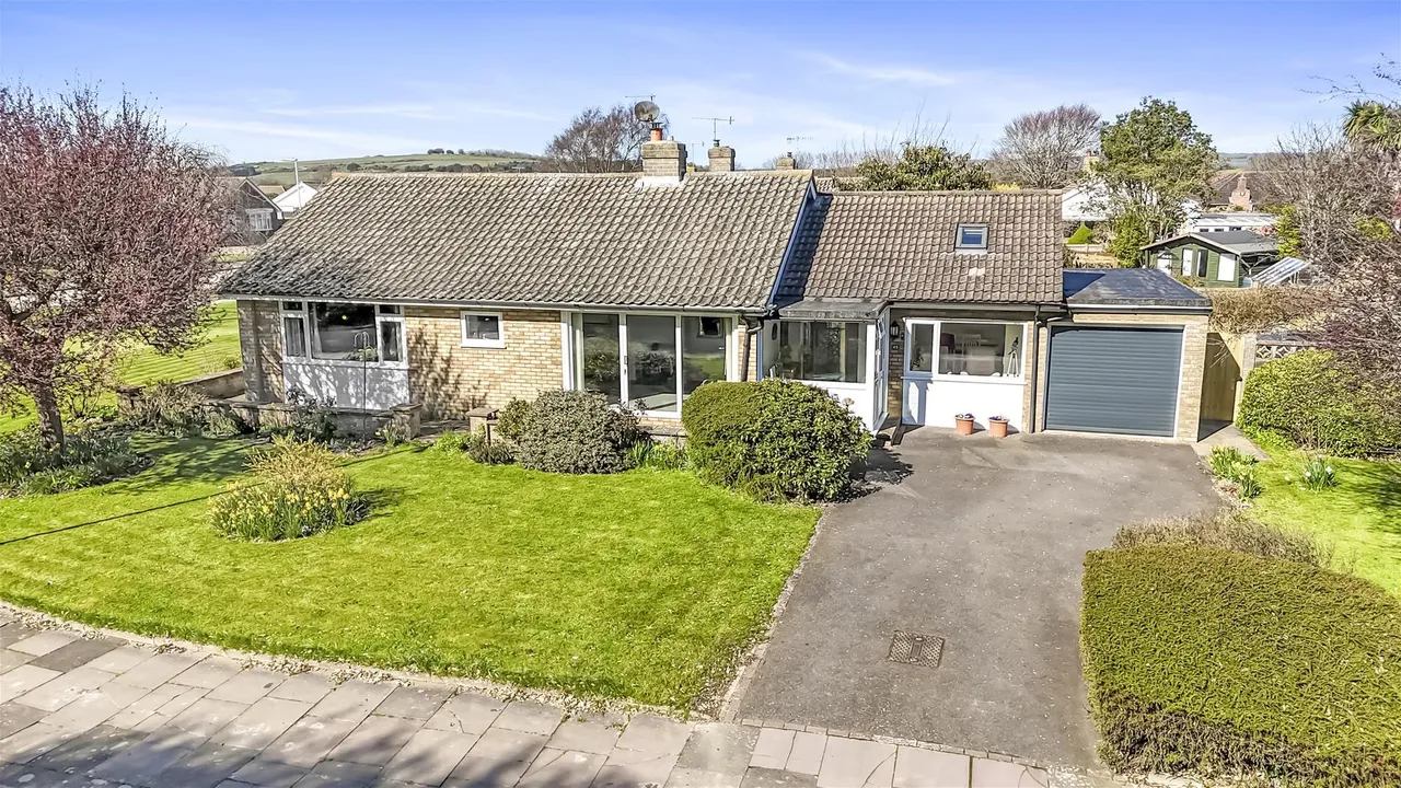 3 bed house for sale — Fernhurst Drive, Goring-By-Sea, Worthing