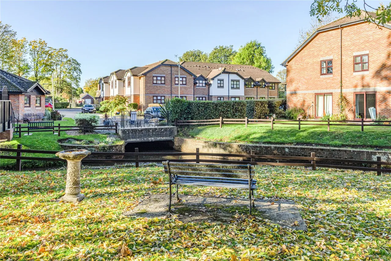 Pitson Close, Addlestone, KT15, photo 17