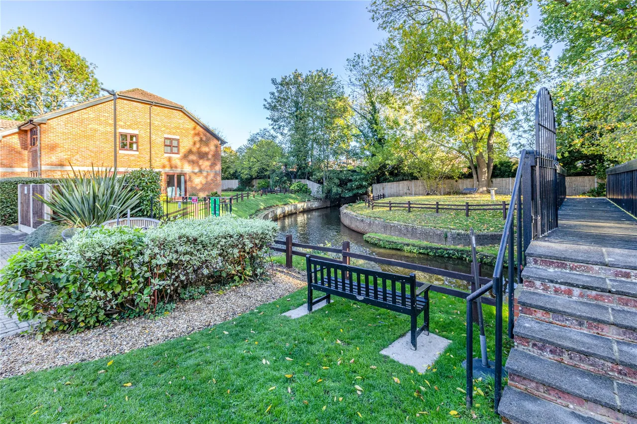 Pitson Close, Addlestone, KT15, photo 8