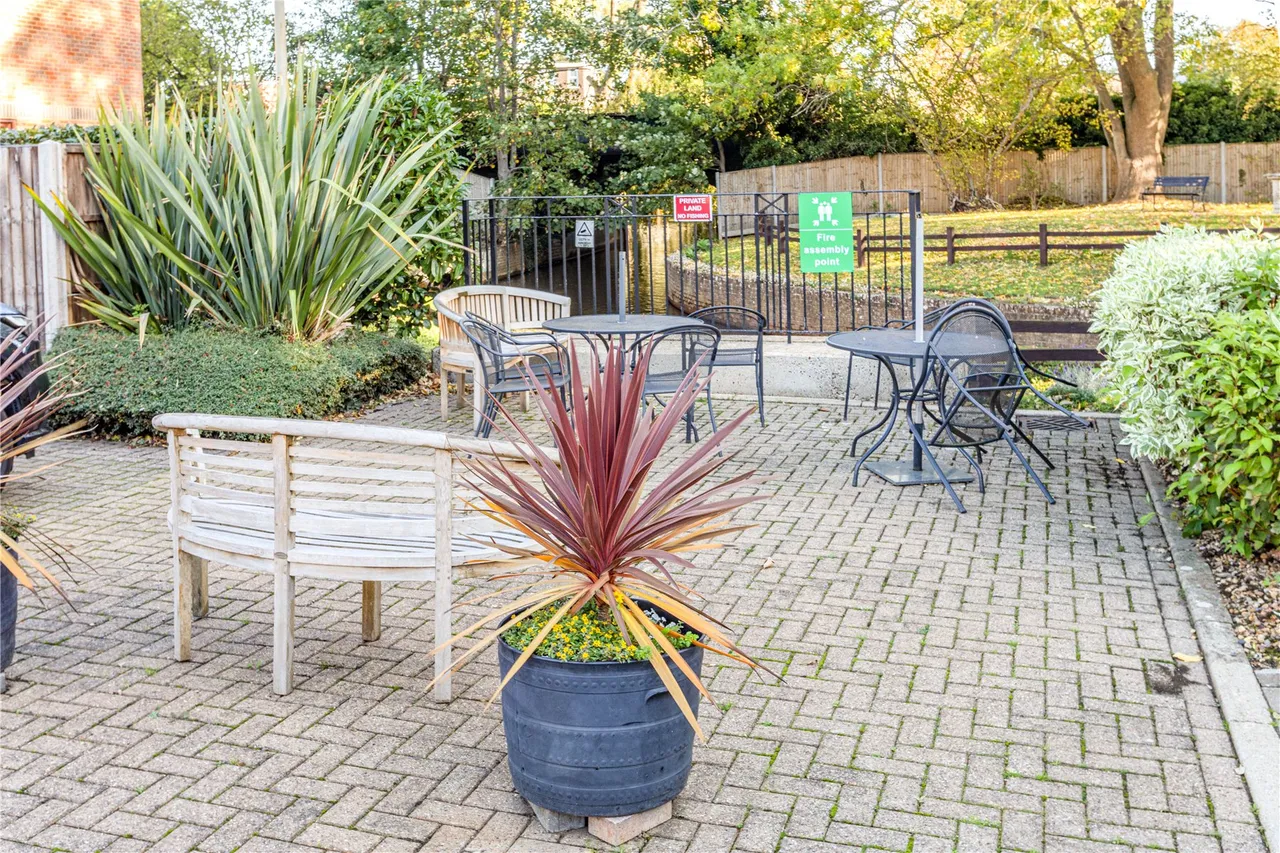 Pitson Close, Addlestone, KT15, photo 16