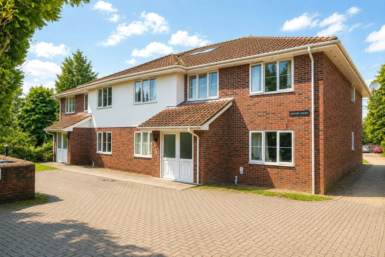 2 bed flat for sale, Winchester Road, Four Marks, GU34