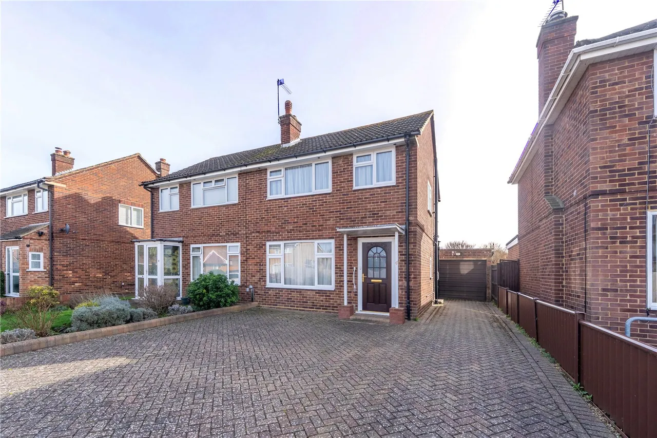 3 bed house for sale — Bluefield Close, Hampton, TW12 3JH
