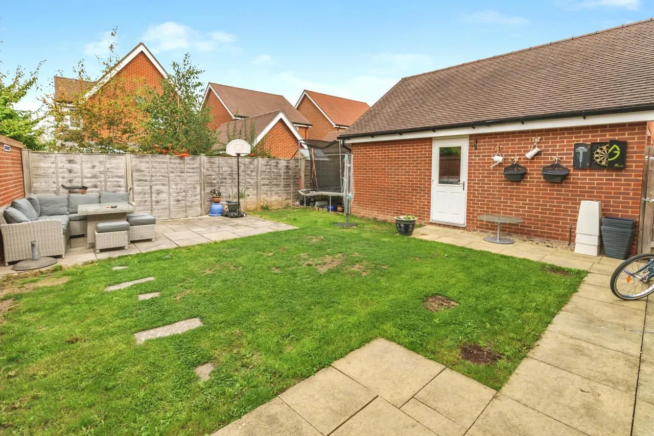 Charman Gardens, Ifield, RH11, photo 12