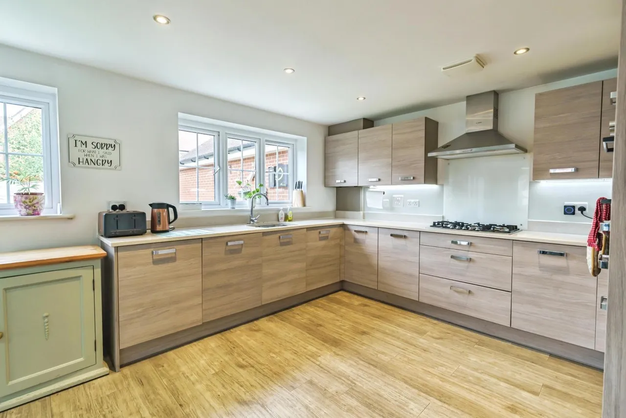 Charman Gardens, Ifield, RH11, photo 2