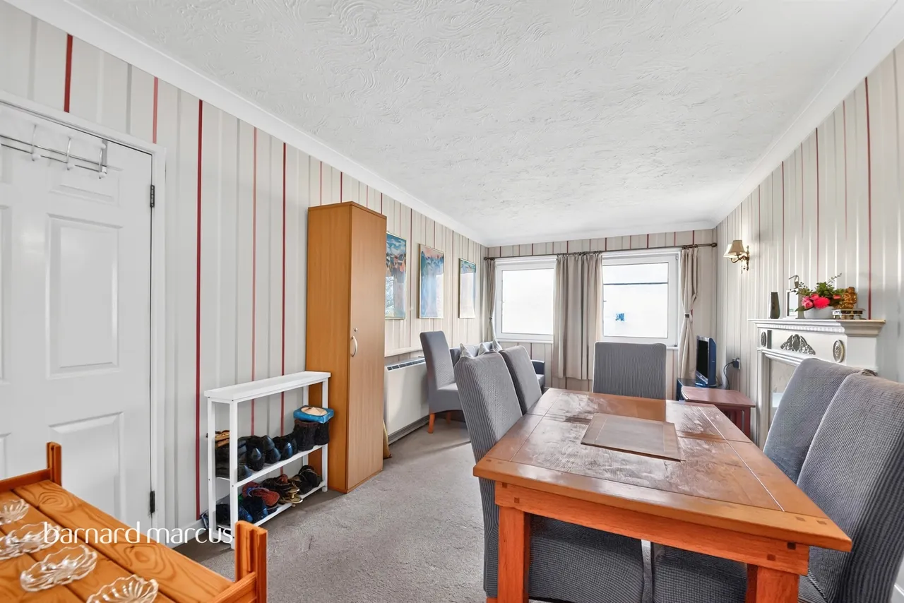 Friern Watch Avenue, London, N12, photo 4