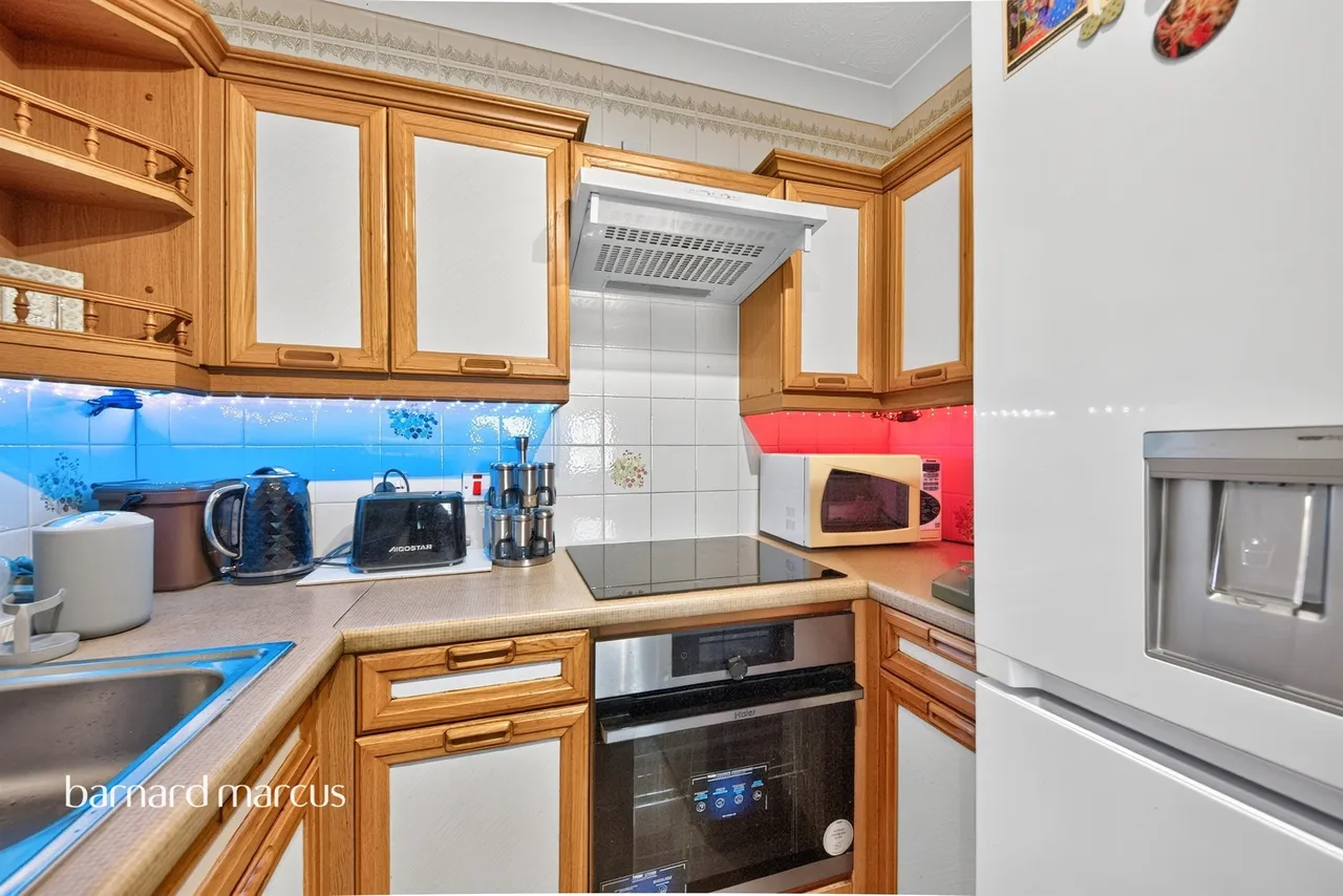Friern Watch Avenue, London, N12, photo 12