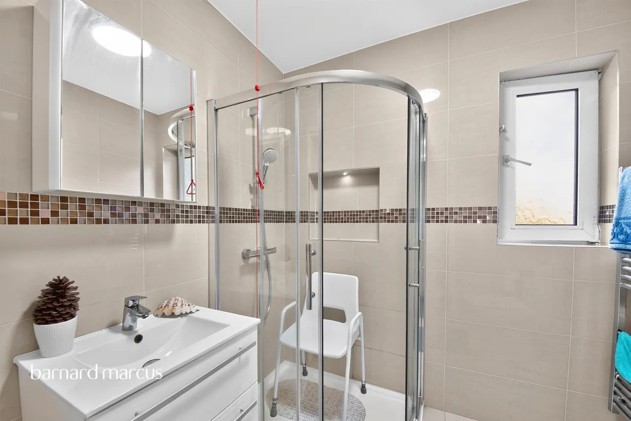 Friern Watch Avenue, London, N12, photo 9
