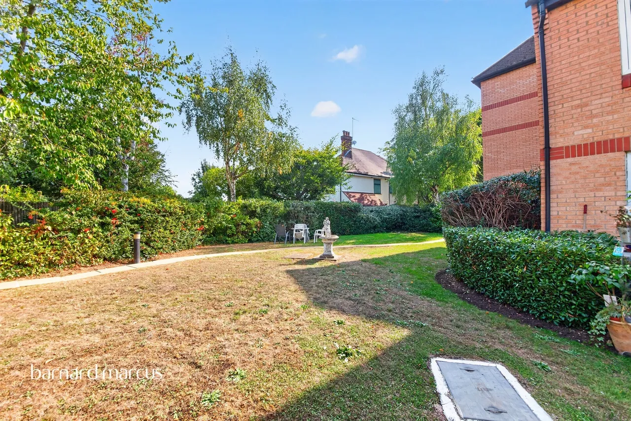 Friern Watch Avenue, London, N12, photo 20