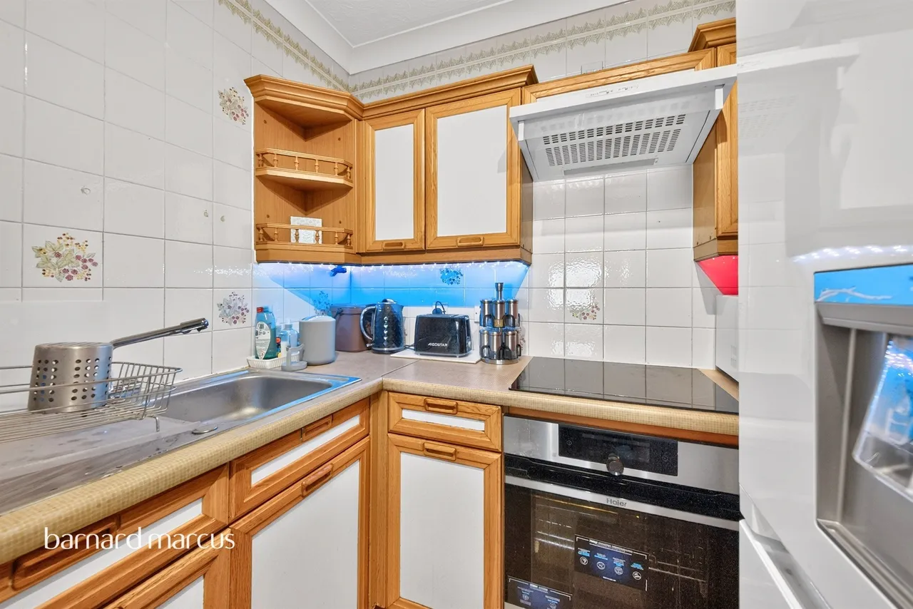 Friern Watch Avenue, London, N12, photo 2