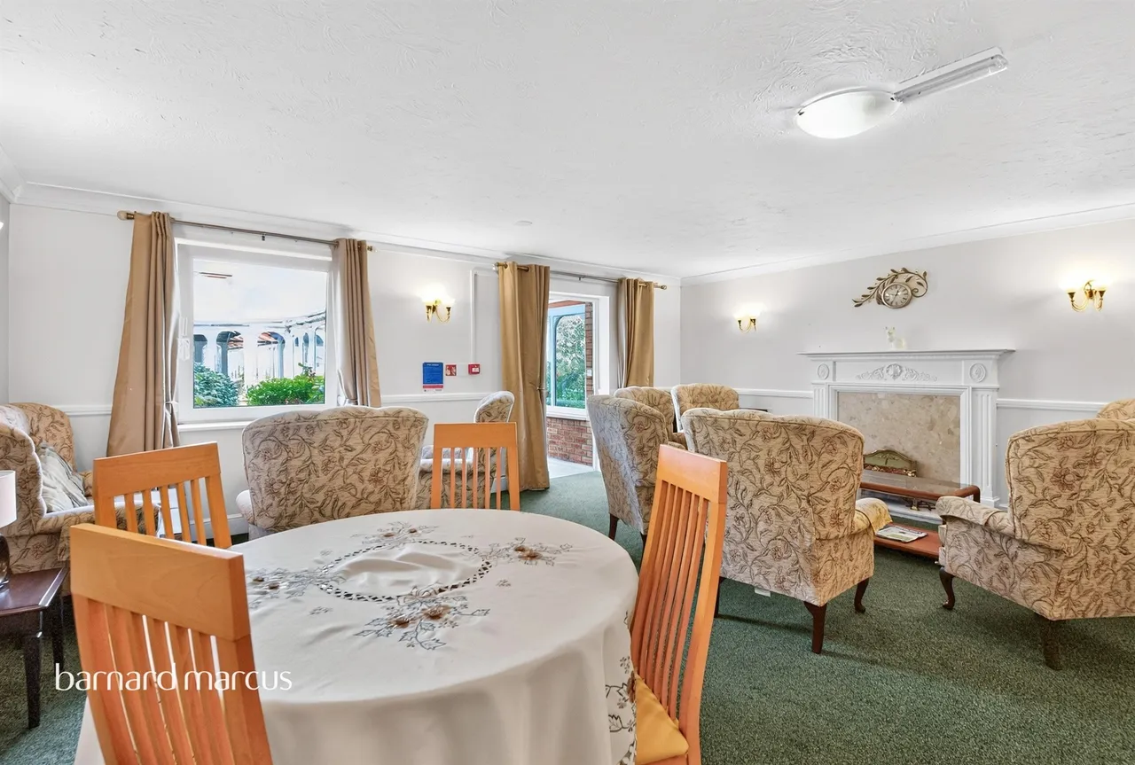 Friern Watch Avenue, London, N12, photo 7
