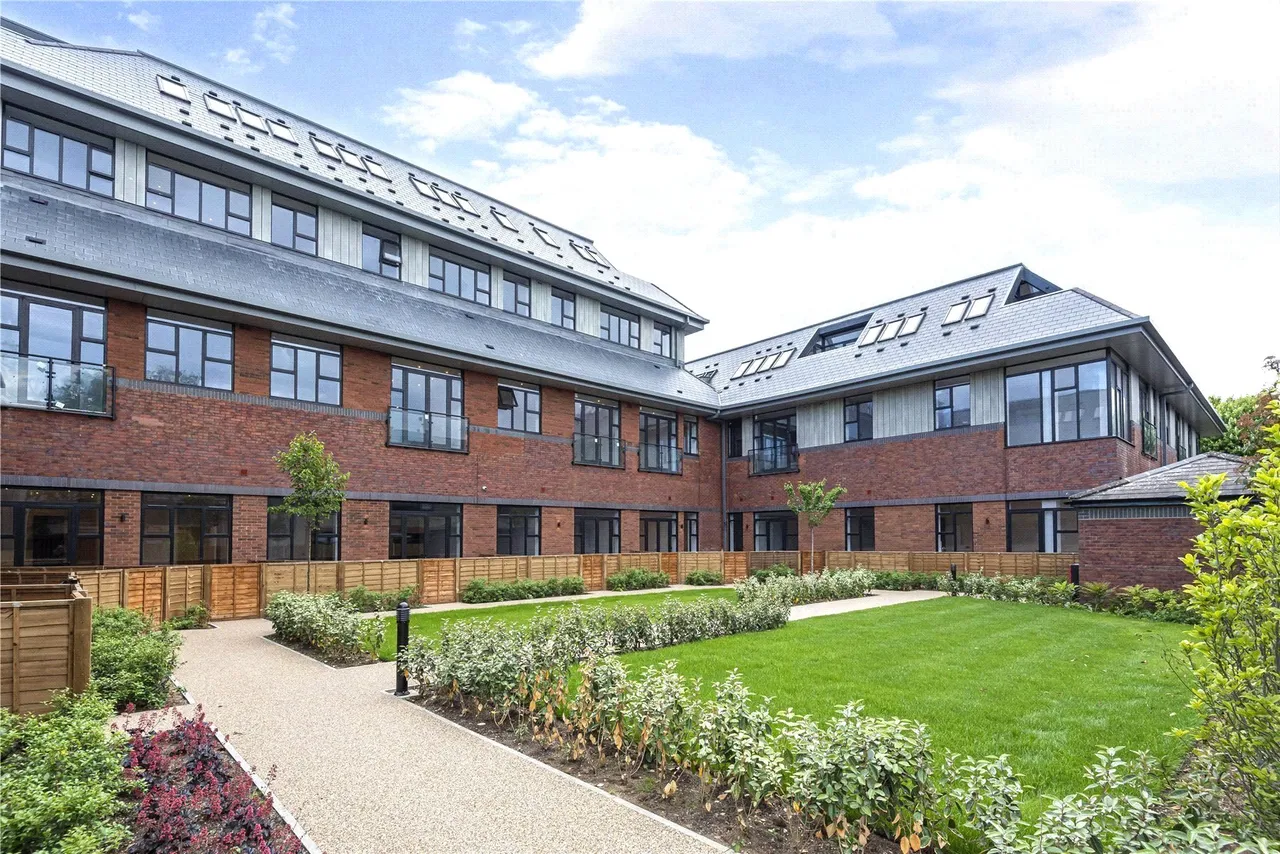 flat for sale, Albert Drive, Woking, GU21