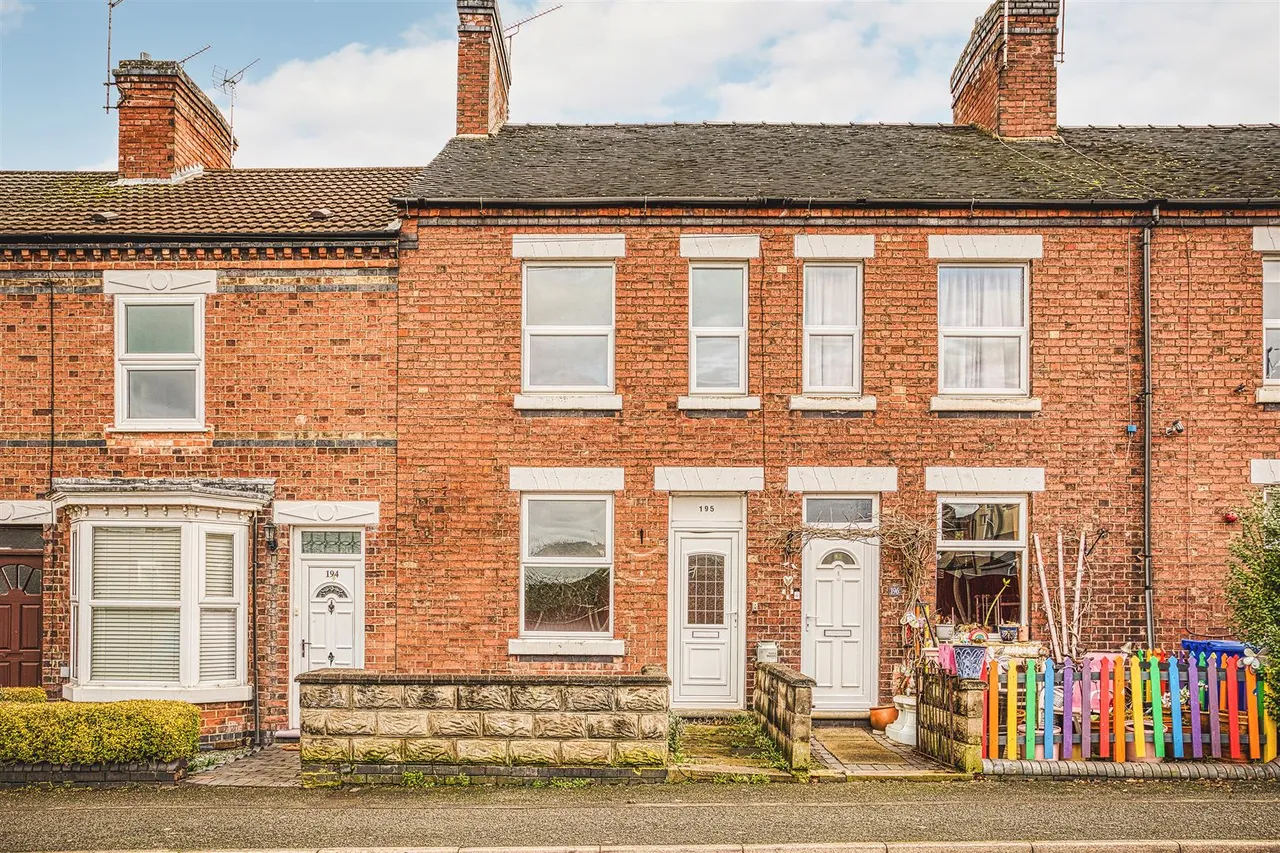 2 bed house for sale, Woods Lane, Burton-On-Trent