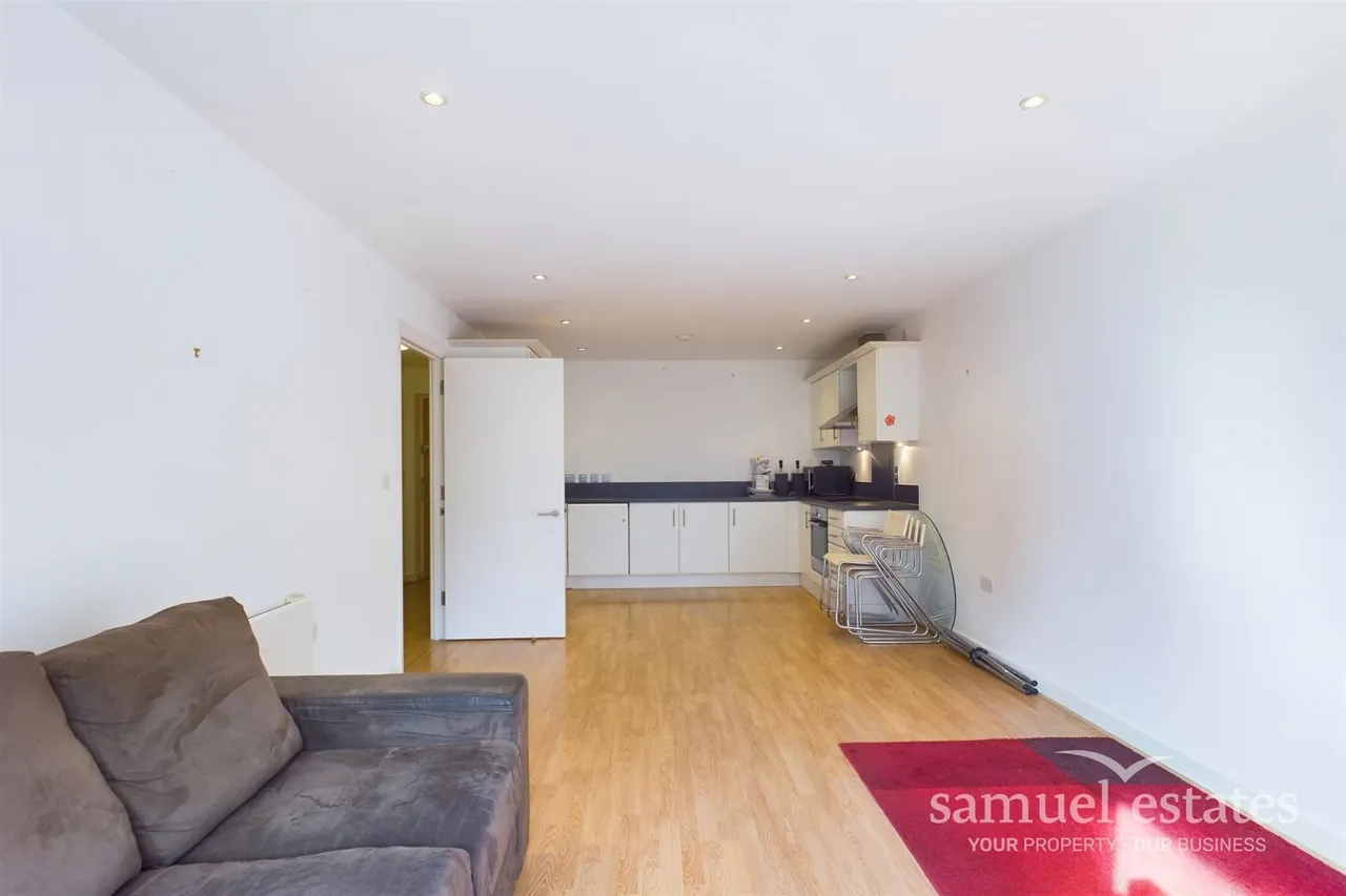4 Chapter Way, London, SW19 2RZ, photo 2