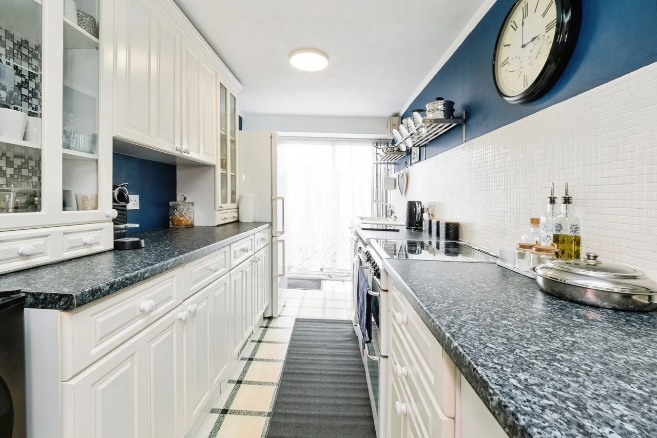 Third Avenue, Dagenham, RM10, photo 10