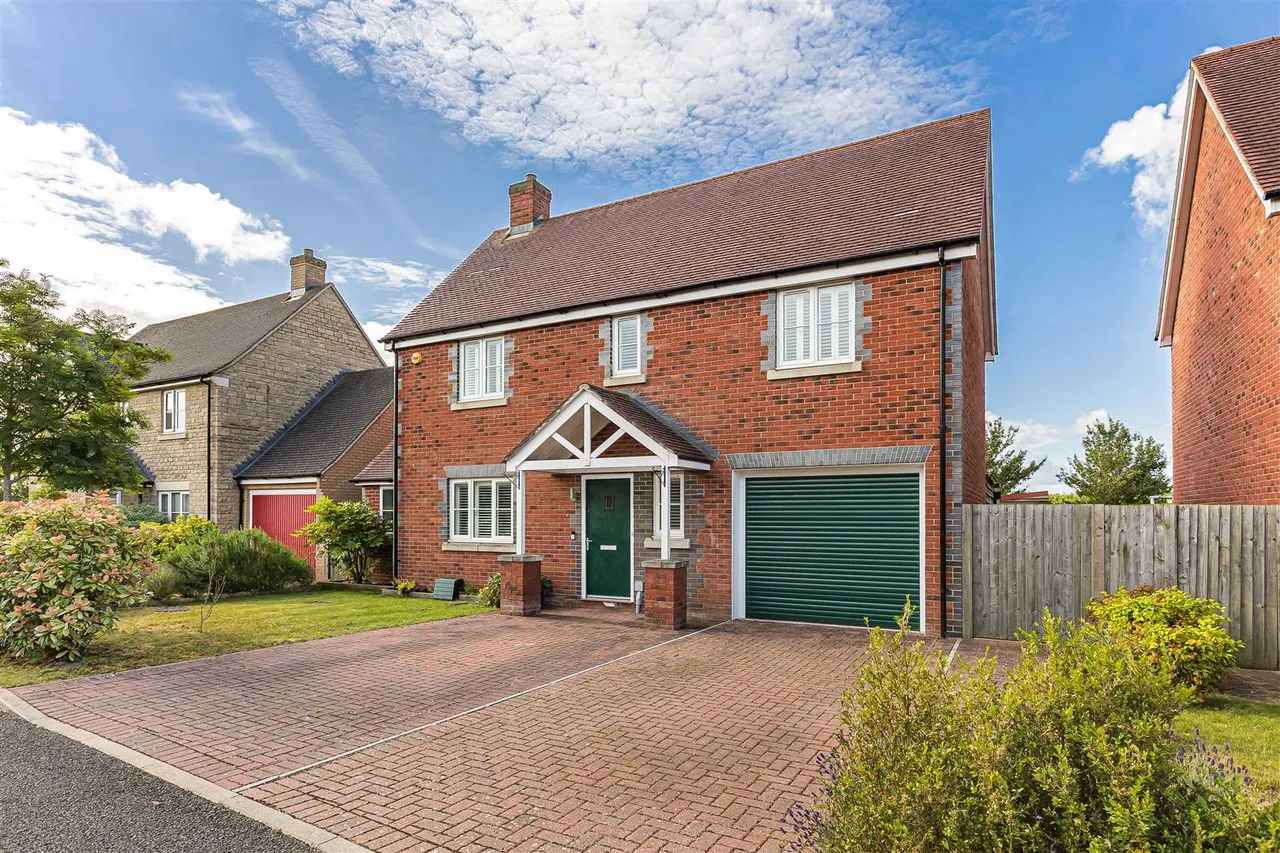 4 bed house for sale, Vespasian Way, Bicester