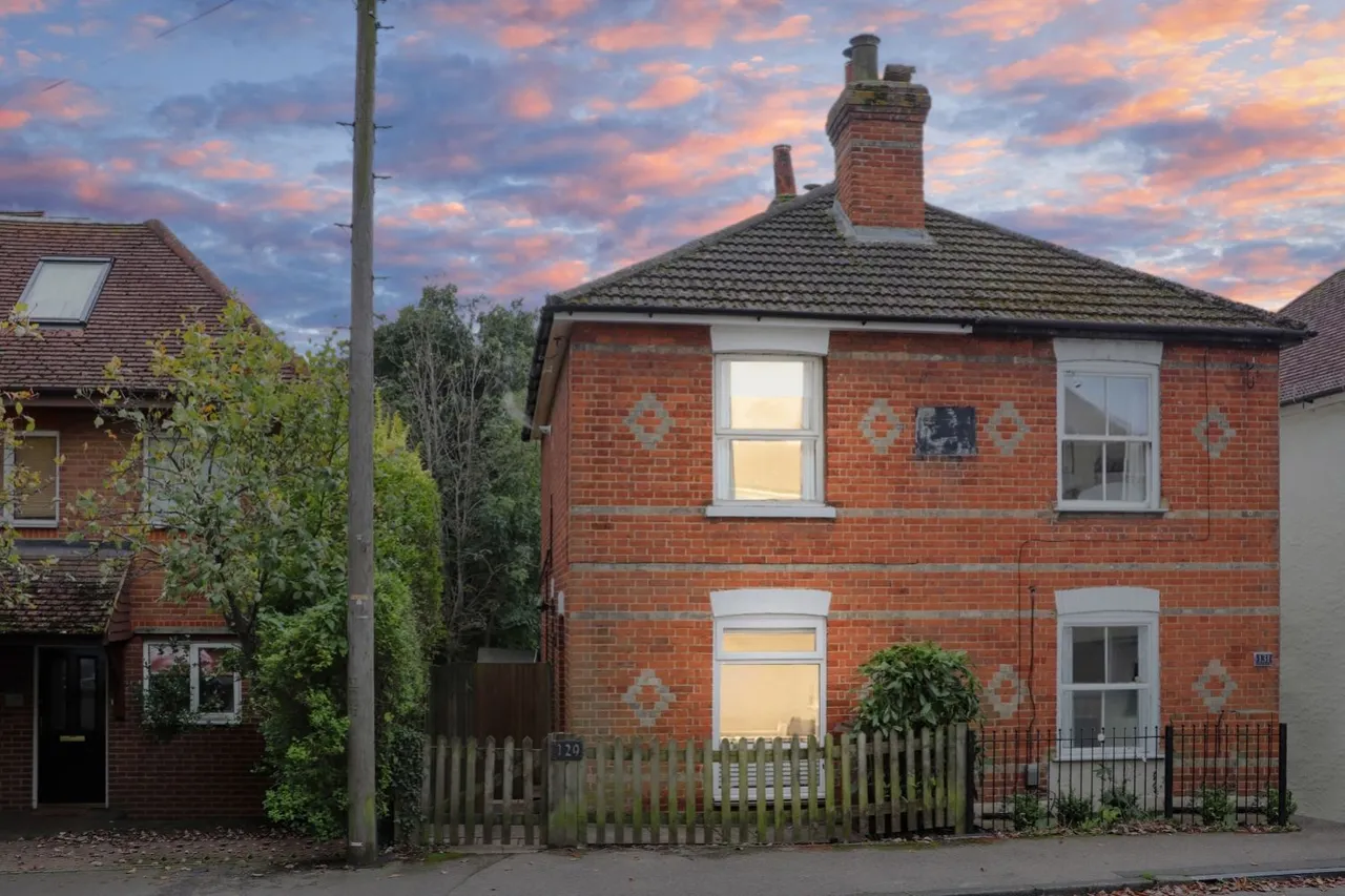 2 bed house for sale, Stoughton Road, Guildford, GU1