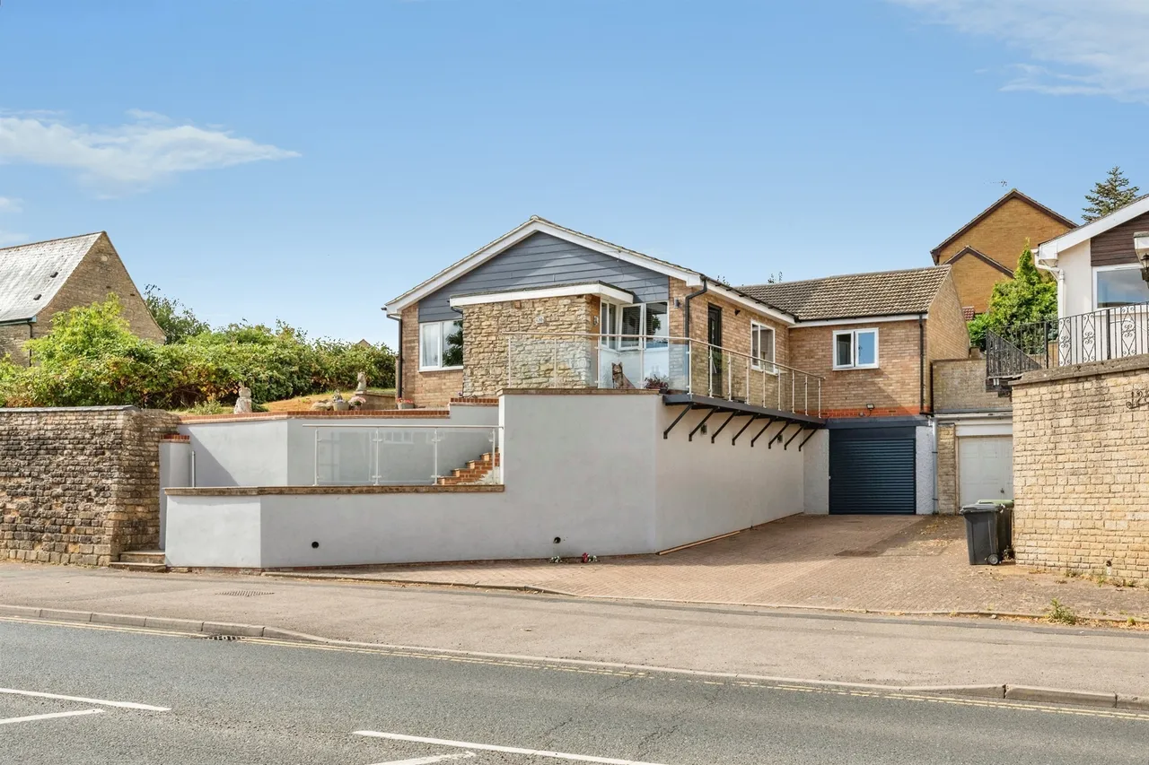 3 bed house for sale — High Street South, Rushden