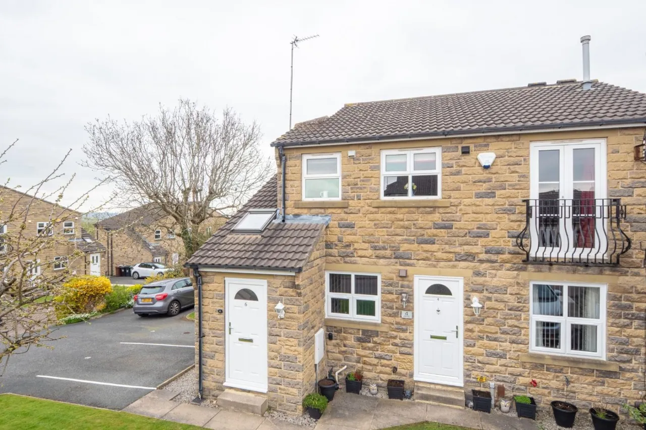 2 bed flat for sale — Queens Drive, Off Cemetery Road, Pudsey, LS28 7HL