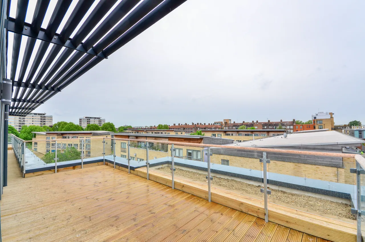 3 bed flat to rent — 18 Monmouth Court, Coopers Road, London
