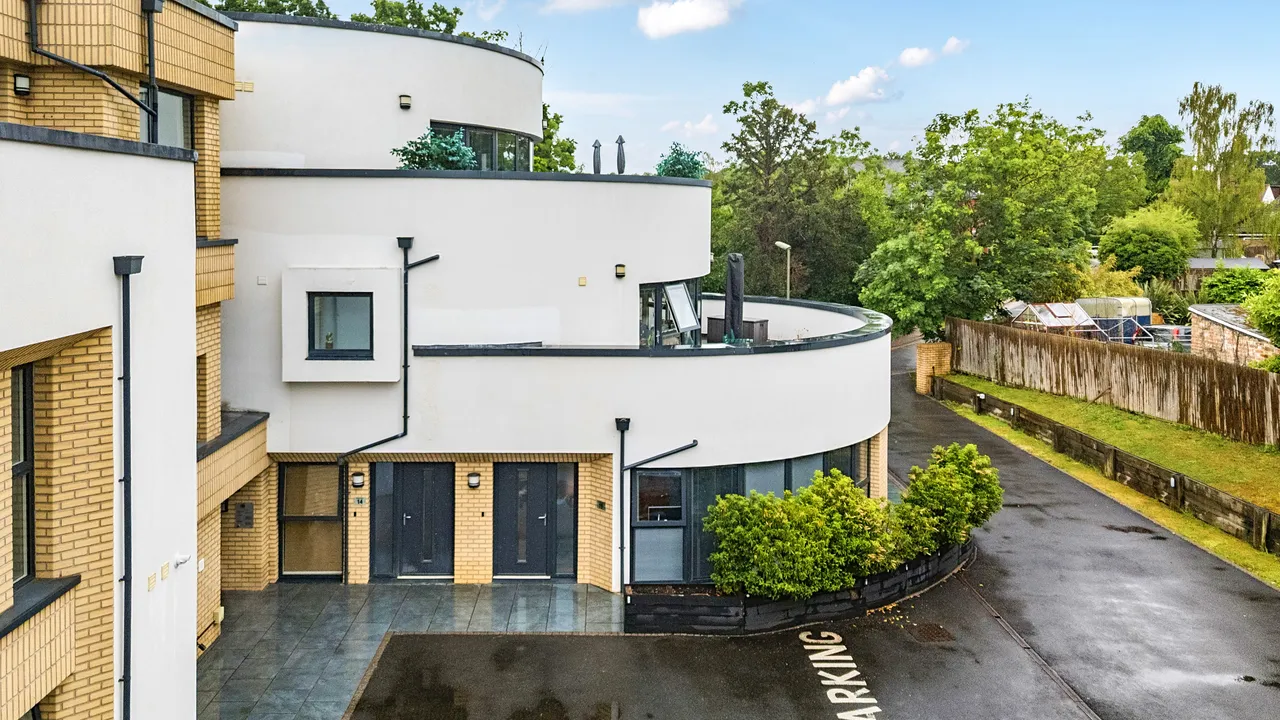 Court Lane, Epsom, KT19, photo 2