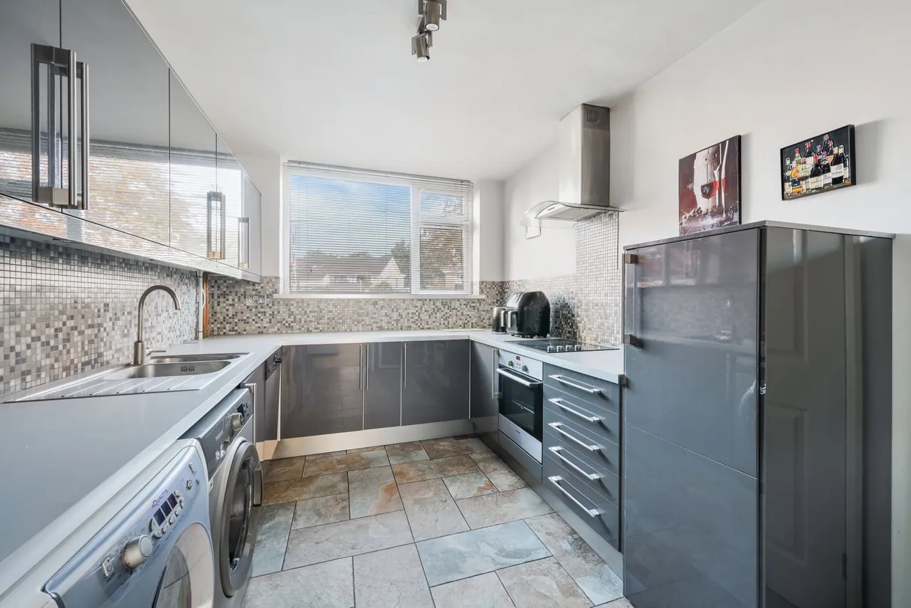 Avenue Road, Epsom, KT18, photo 2