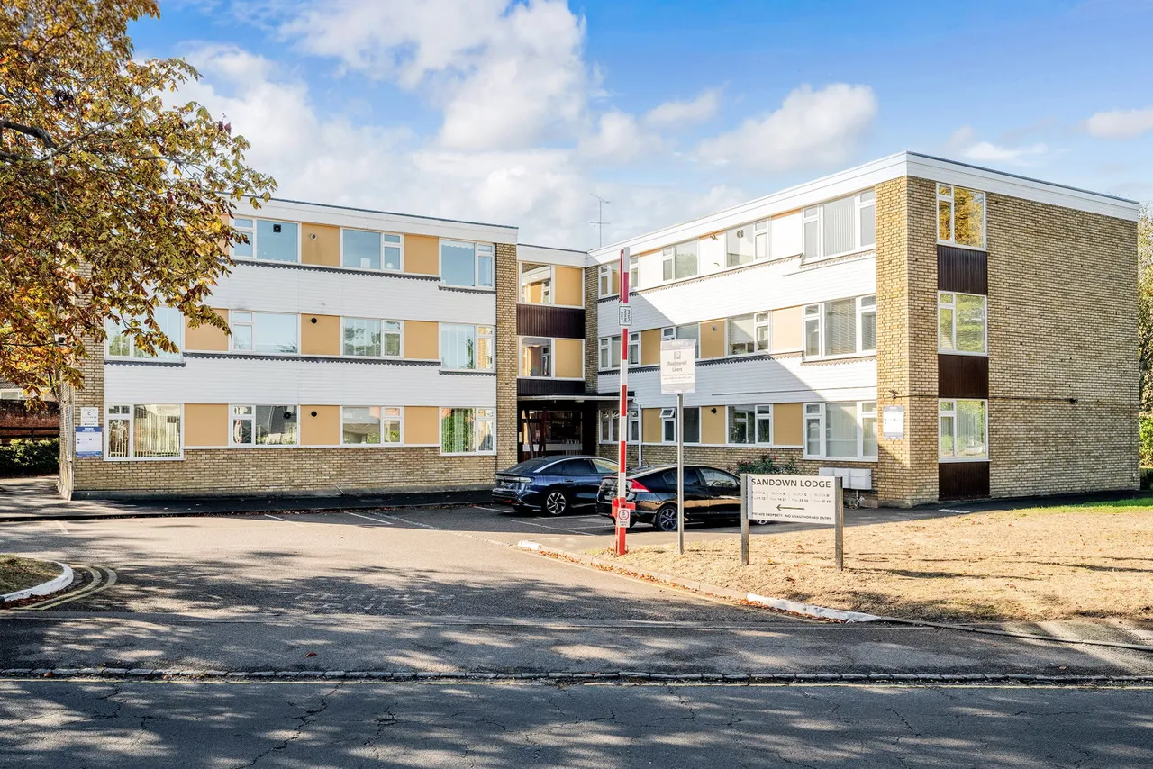 3 bed flat for sale, Avenue Road, Epsom, KT18