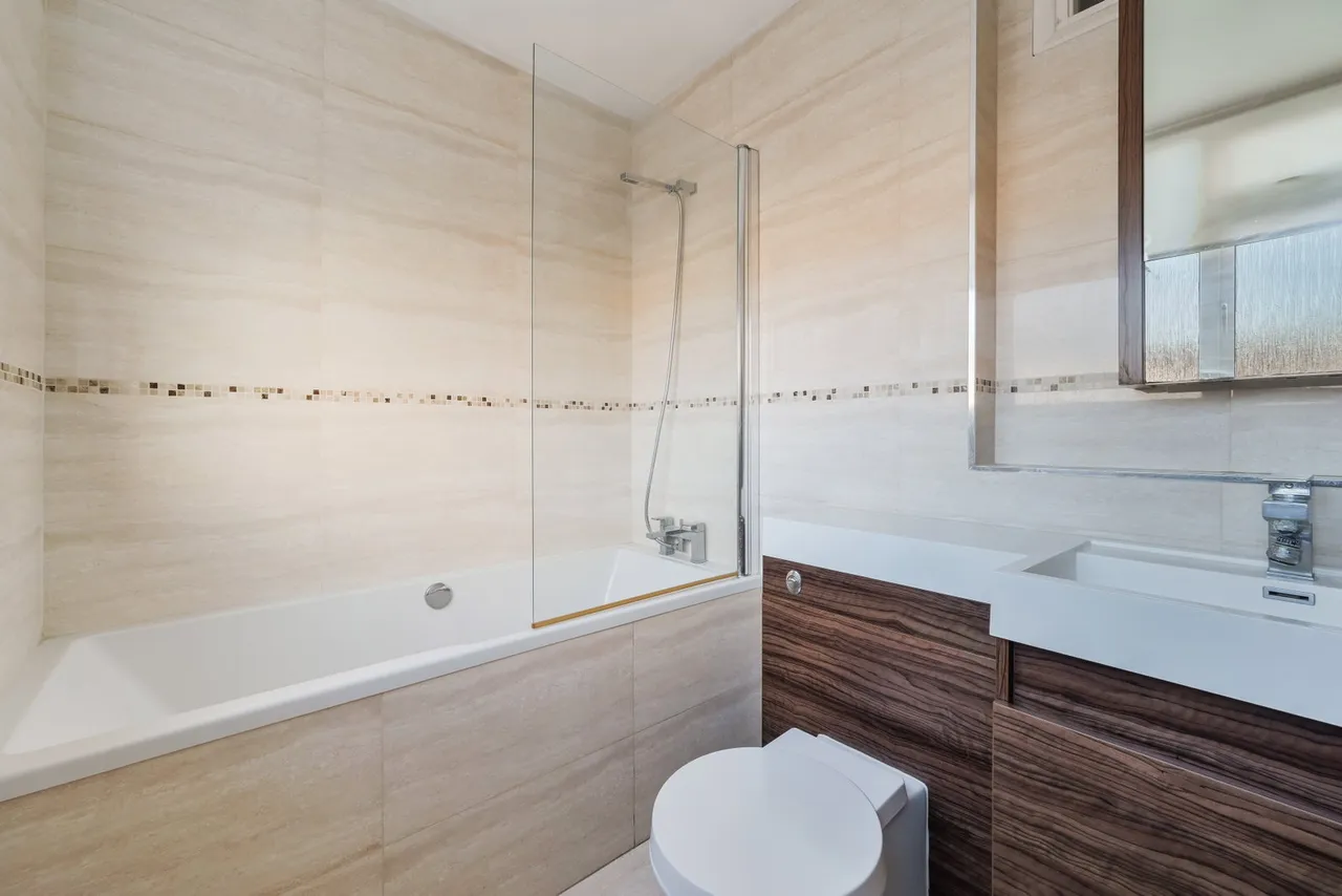 Avenue Road, Epsom, KT18, photo 9