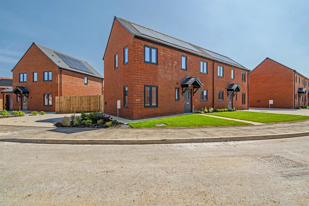 3 bed house for sale — Eastwood, Bradwell, Great Yarmouth