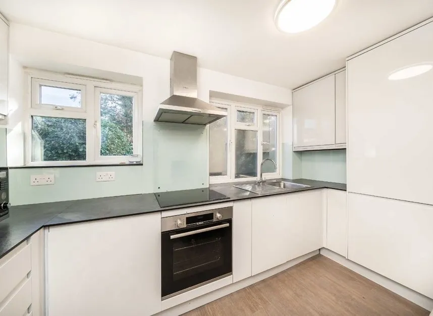 Chelsea Close, Hampton Hill, TW12, photo 2
